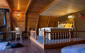 Hicksville Pines Chalets & Motel